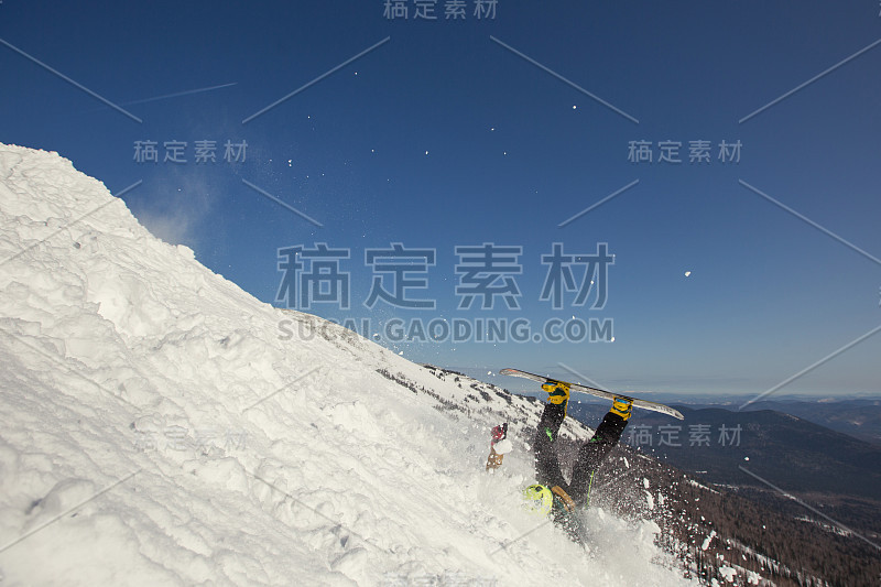 滑雪板在雪山上摔倒。冬季运动危险及保险