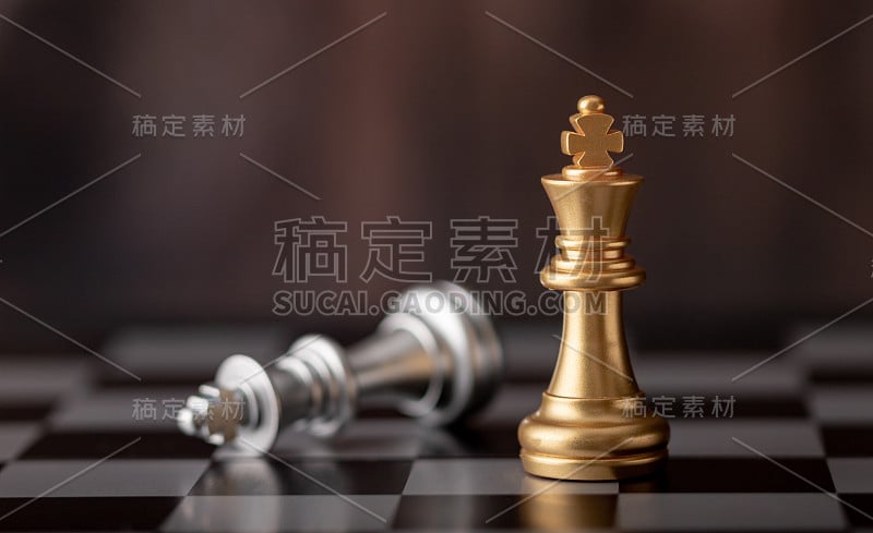 金国王站在棋盘上又摔倒