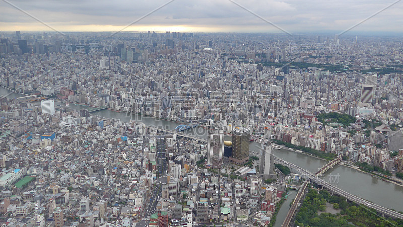 东京天际线有河流、公园、街道和大海。