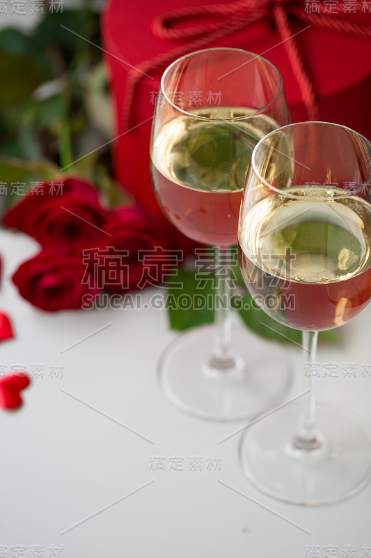 情人节或订婚婚礼庆祝概念晚餐与葡萄酒和玫瑰