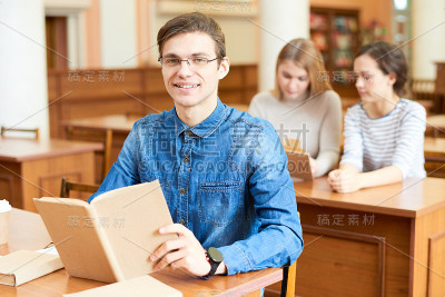 大学生摆姿势拍照