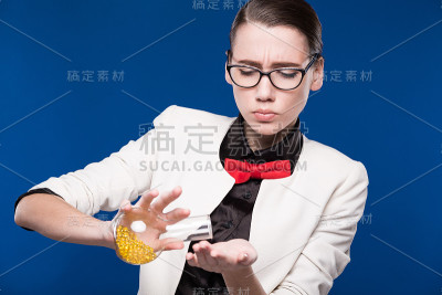 学生手里拿着一个小瓶