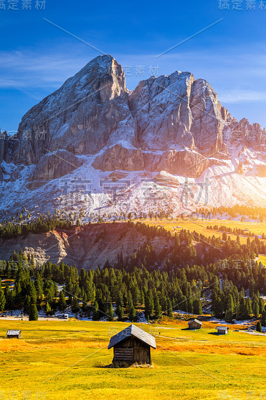 在意大利Dolomites的Passo delle Erbe, Peitlerkofel山令人惊叹的