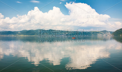 在美丽的蓝色多瑙河上