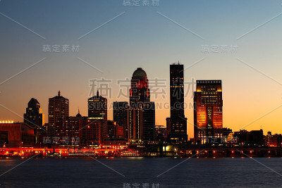 肯塔基州的路易斯维尔，俄亥俄河对岸的夜空