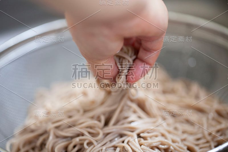 做荞麦面，一种日本食物