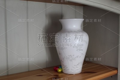 复活节彩蛋藏在花瓶后面