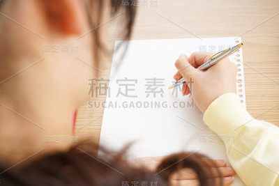 年轻女人学习