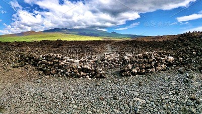 徒步旅行在熔岩