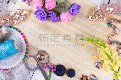 塑料浆果，花，珠子和乐器在白色的木头上