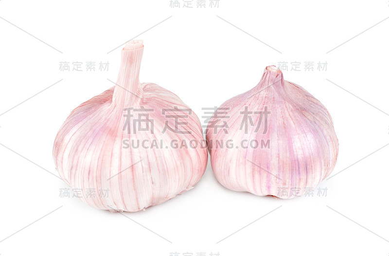 大蒜孤立在白色背景上。白色背景上的两个大蒜