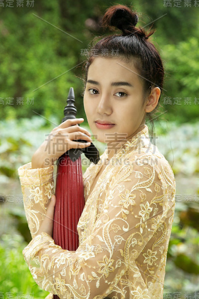 美丽的亚洲女人拿着伞
