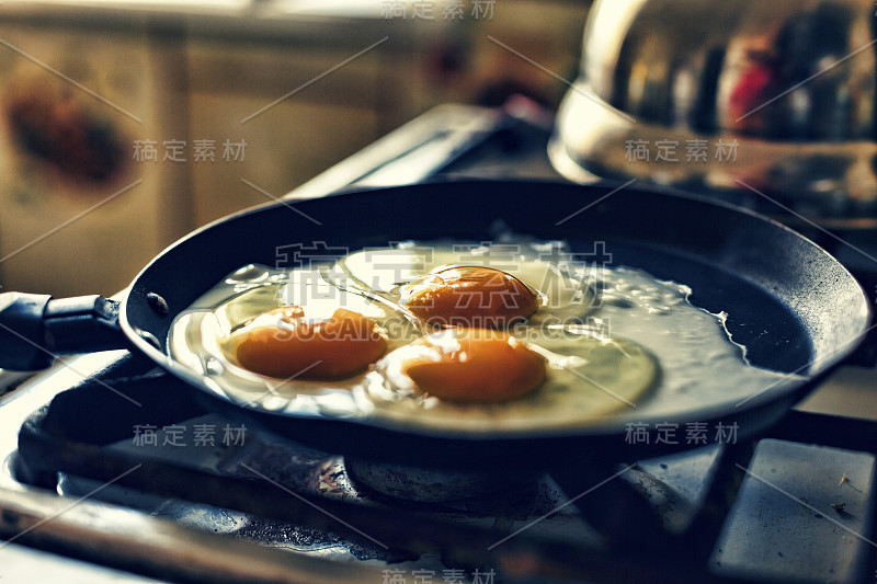 鸡蛋在煎锅里煎