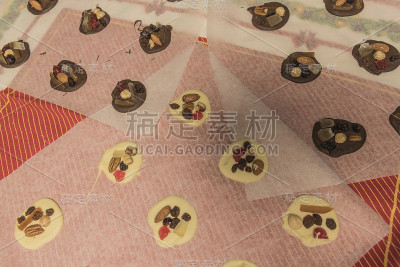 Mendiants de浓情巧克力。手工制作的巧克力。圣诞糖果。