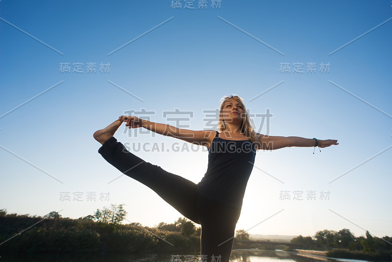女人做瑜伽