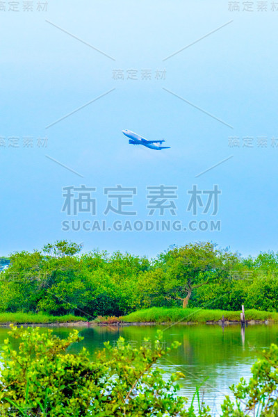飞行-起飞在鱼塘上方