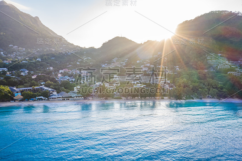 博瓦隆海岸日出时的风景鸟瞰图。