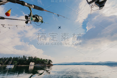 鱼竿用鱼竿支架固定，固定在船的后部