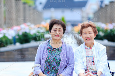 花田和老年妇女