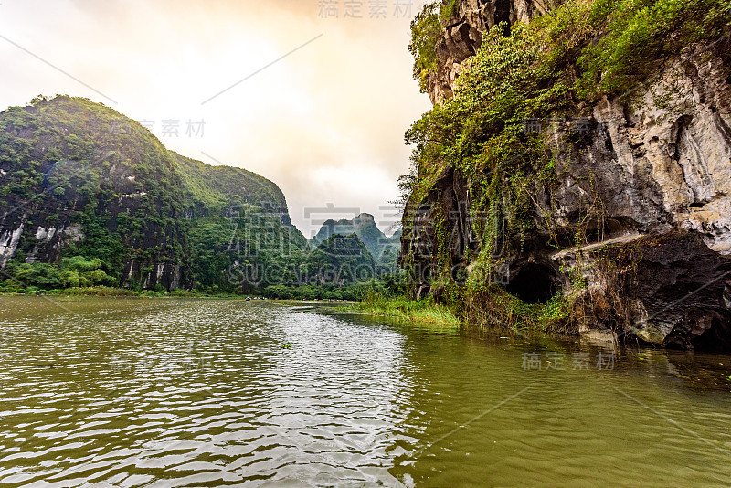 Tam Coc国家公园-游客在越南宁平省的吴洞河上乘船旅游，Trang An景观综合体-由喀斯特塔和