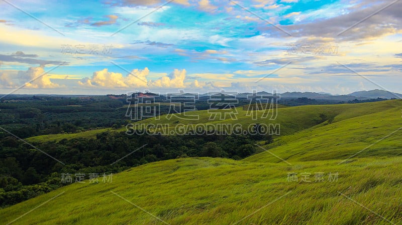 夏日的群山全景