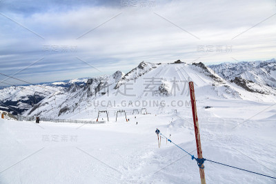 在齐勒塔尔阿尔卑斯，有贡多拉、滑雪道和滑雪道的Hintertux冰川滑雪之旅。奥地利