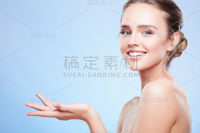 微笑的女人伸出手