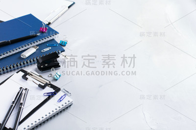 各种学校用品，蜡笔，笔