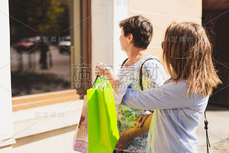 家庭消费者，妈妈和女儿在杂货店前