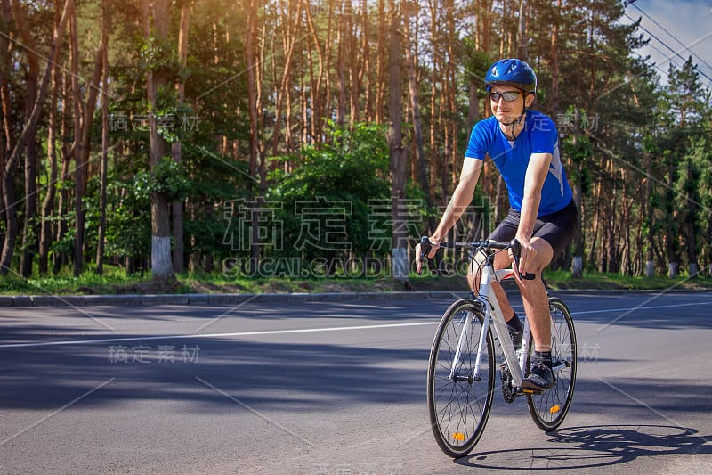 骑摩托车的人在高速公路上