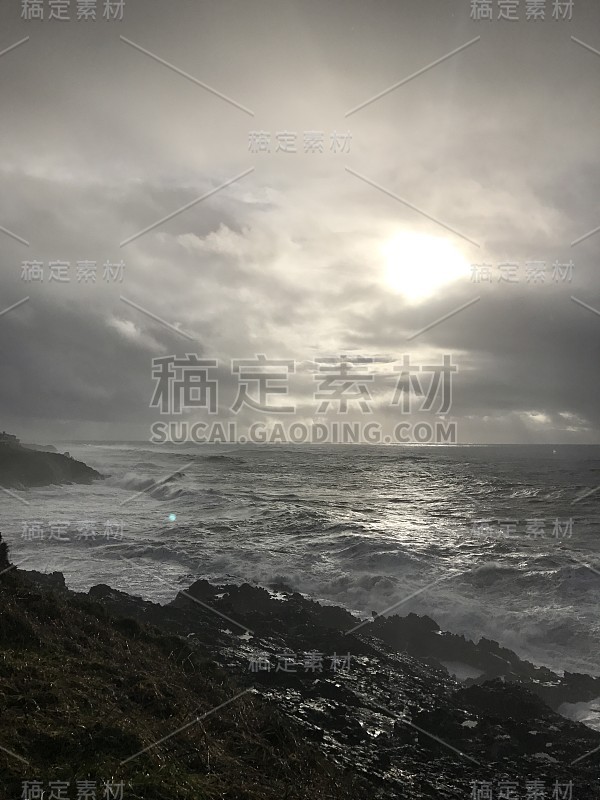 太阳穿过灰色的云层