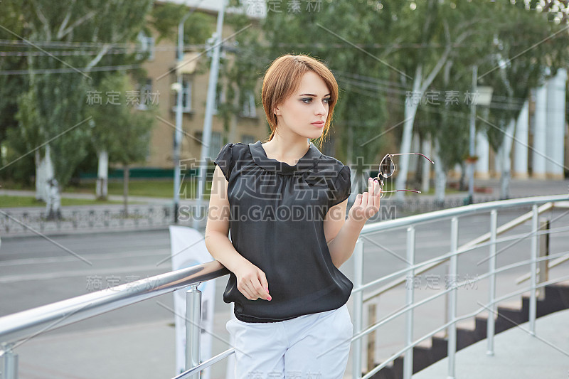 户外美丽的年轻女子。