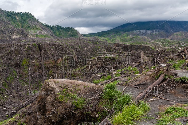 默拉皮火山的斜坡被侵蚀和喷发破坏