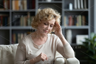 生病的妇女头痛在家