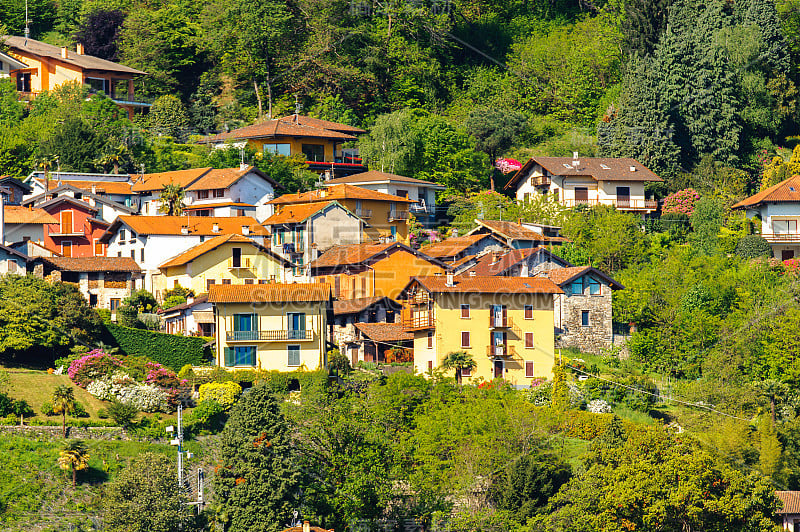 意大利皮埃蒙特大湖(Lago Maggiore)沿岸的房屋