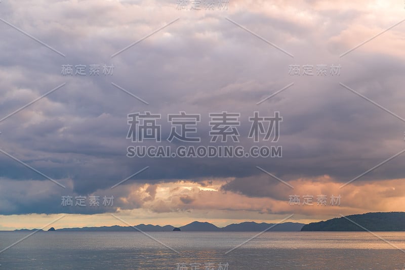 美丽的紫色天空在海上日落时间，泰国度假胜地