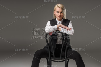 年轻时尚的女人坐在椅子上的肖像