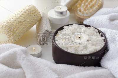 水疗过程。蜡烛，海盐，毛巾，刷子，按摩和淋浴用的海绵