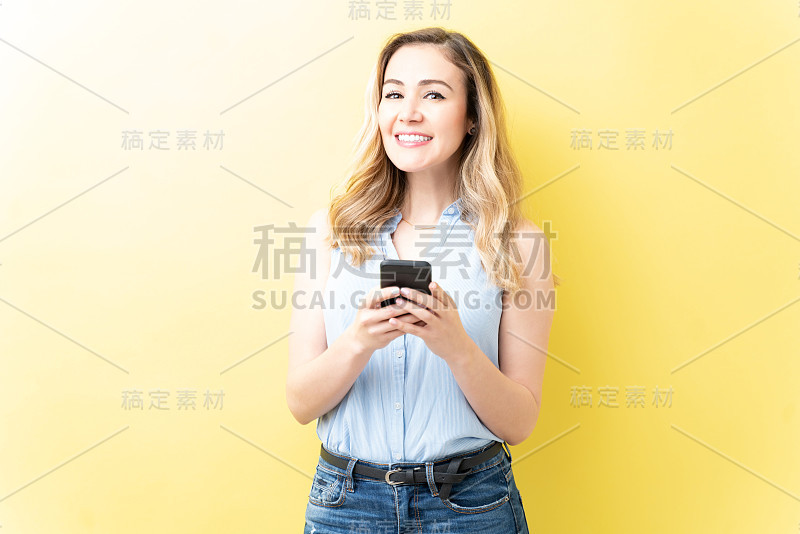 快乐的白人女性在休闲使用手机
