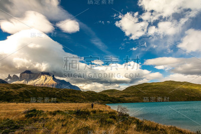 从佩霍湖在巴塔哥尼亚安第斯山脉Cerro Paine Grande和Cuerno Principal