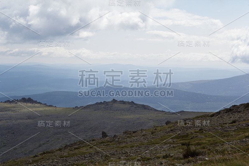 山脉和悬崖的全景，南乌拉尔。夏天在山上。旅行。山的上空阴云密布。