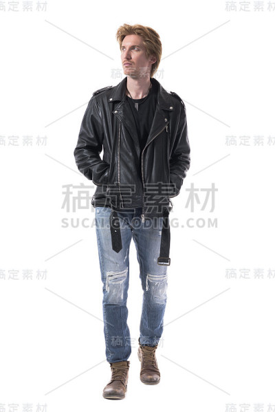 穿着皮夹克的自信英俊的年轻人一边走一边看别处。