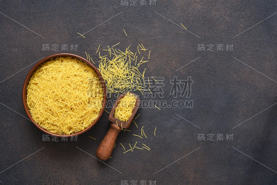 以混凝土为背景的盘子里的意大利面。俯视图拷贝空间。