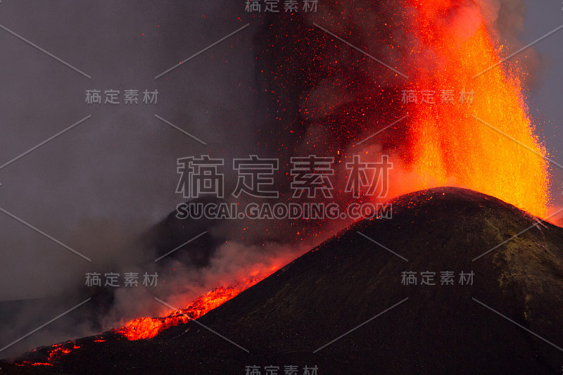 埃特纳火山在不断喷发中产生熔岩喷泉。