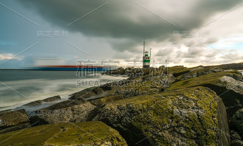 暴风雨天的Ijmuiden灯塔