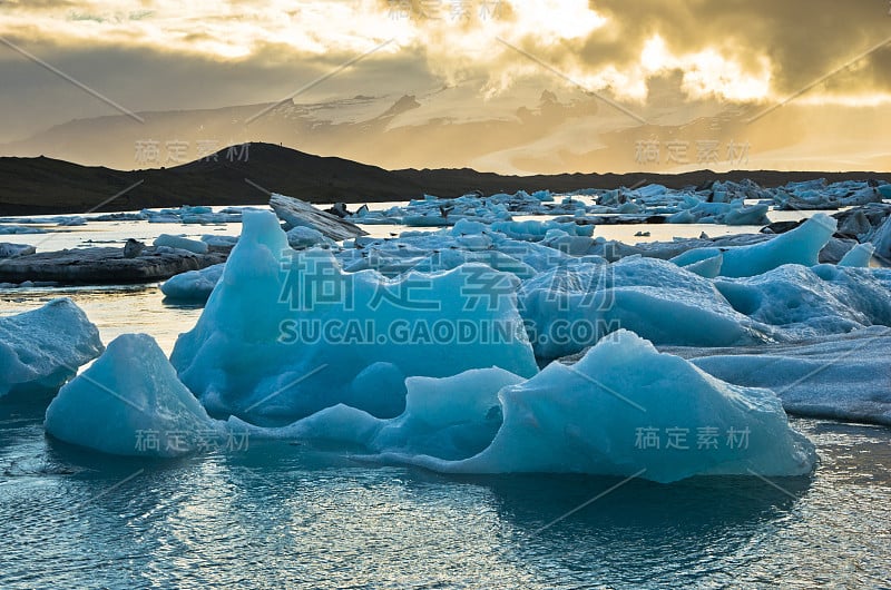 日落时分，Jokulsarlon冰川泻湖上的冰山融化