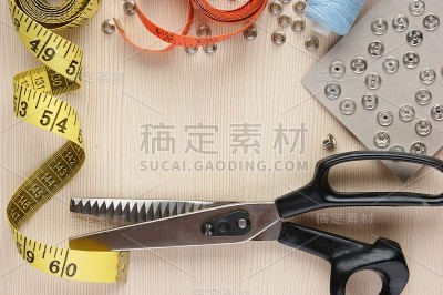 把缝纫用品架在桌子上