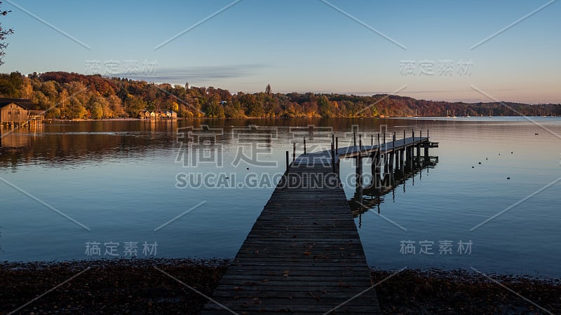 秋天的一天，在Ammersee Bavaria