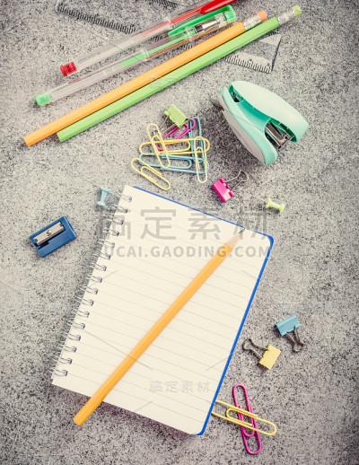 学校用品在灰色的石头背景上