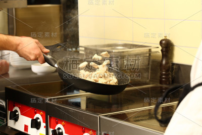 专业厨师在厨房为客人准备食物展示